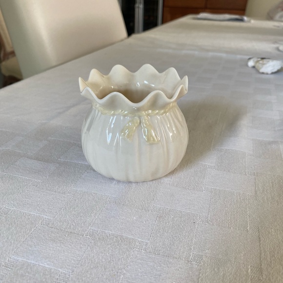 Vintage, Belleek Porcelain Fluted Sugar Bowl Yellow Ribbon, perfect condition - Picture 4 of 4